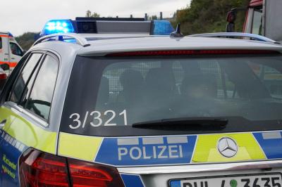 Pforzheim: schwerer Verkehrsunfall mit 2 Pkw und einem Kleintransporter fordert 5 Verletzte und ein Rettungshubschrauber